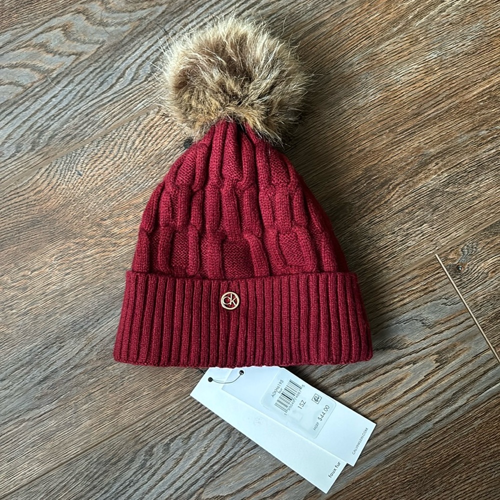 Calvin Klein Lined Cable Knit Beanie Hat With Faux Fur Puff, OS. Burgandy. NWT.